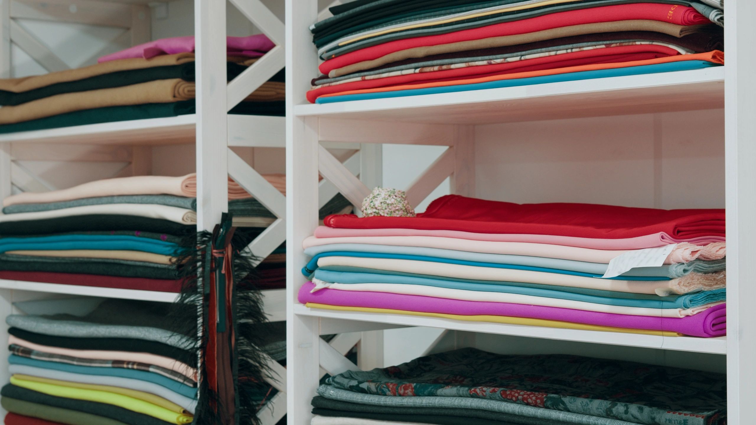 Textile materials and color options in a studio